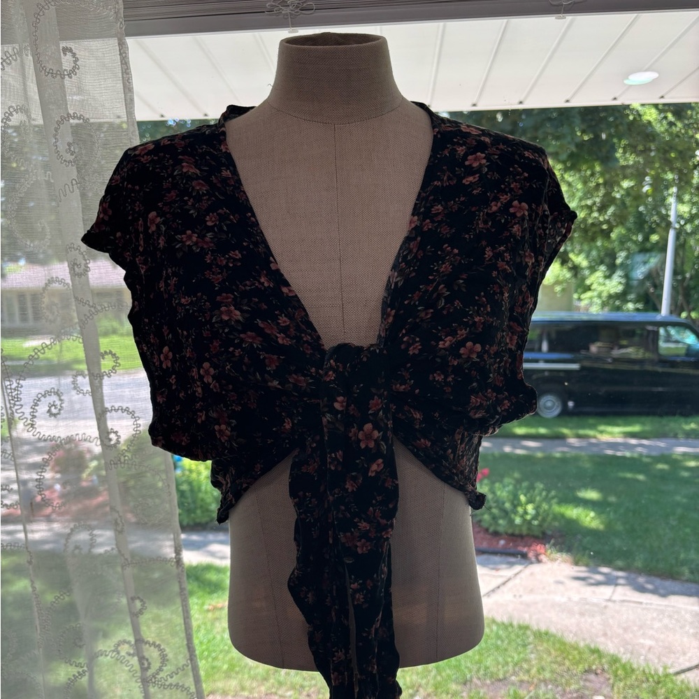 🌸 Y2K Vintage-Inspired Floral Tie-Front Crop Top 🌸